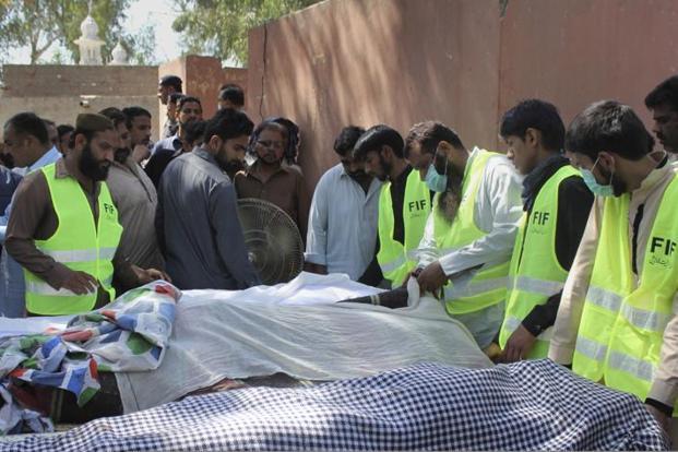 20 People killed in attack at Pakistani shrine in Punjab / Pics