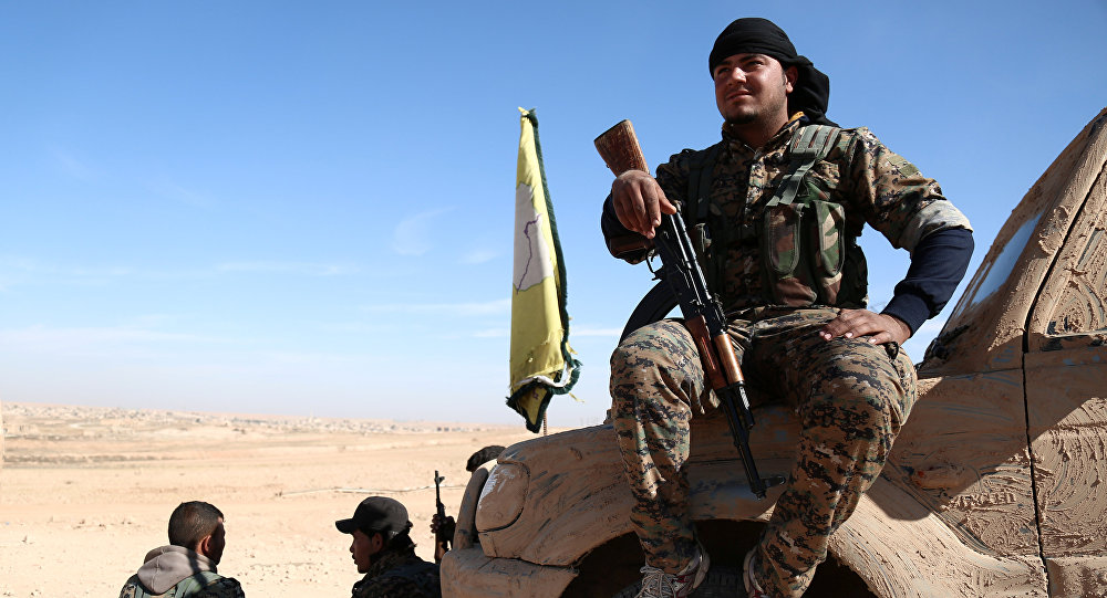Combatente das Forças Democráticas da Síria (SDF) descansa ao norte de RaqqaComandante do Daesh é morto por forças sírias