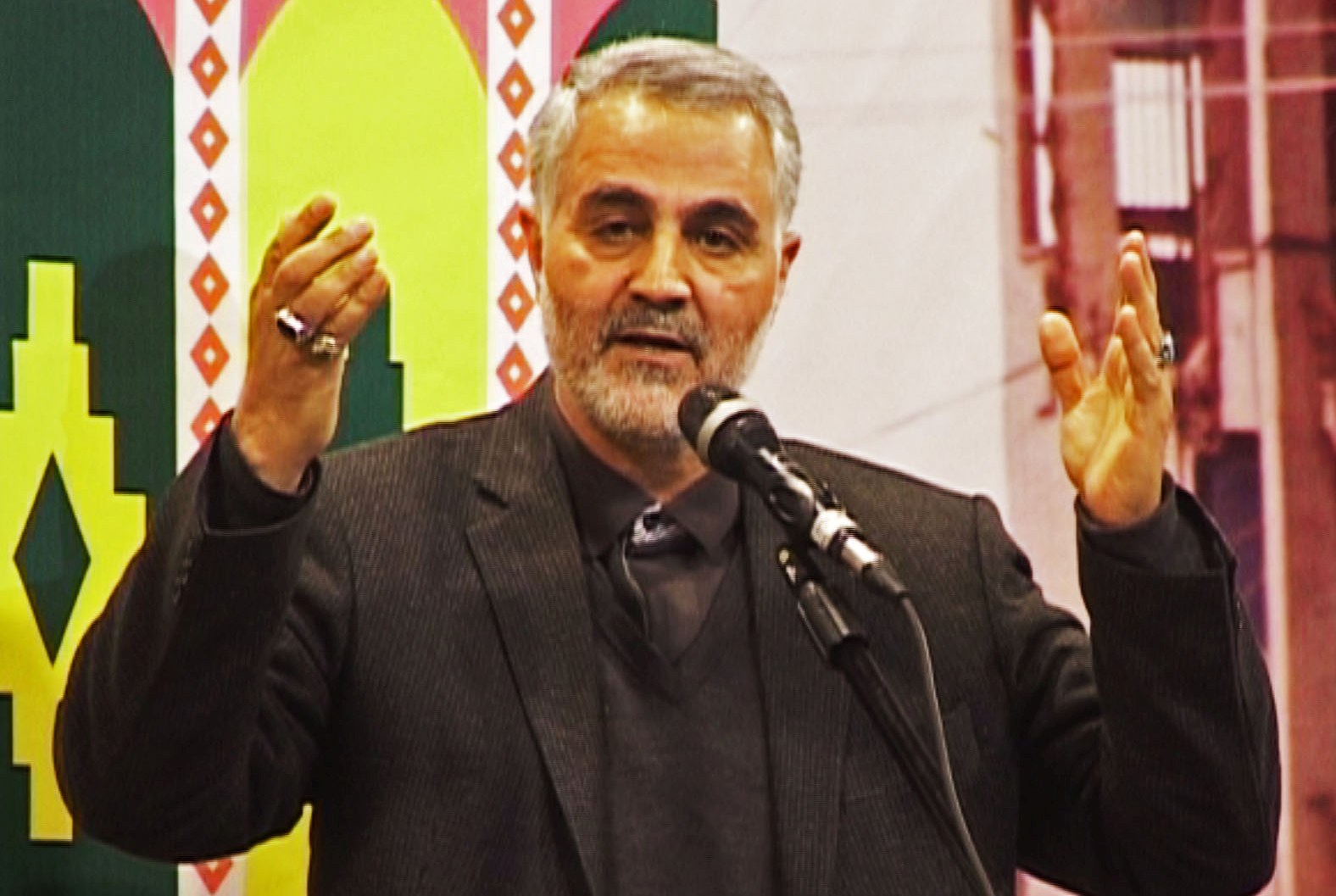 فيديو/ ماذا شبّه اللواء سليماني الدفاع عن مرقد السيدة زينب (س)؟