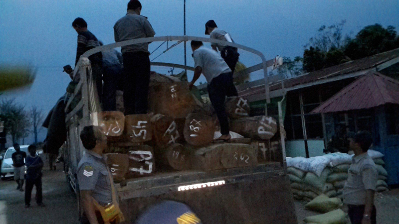 မူဆယ္လမ္းတြင္ ၁၂ ဘီးကားအျပည့္ တရားမဝင္သယ္ေဆာင္လာသည့္ ပိေတာက္သစ္မ်ားဖမ္းဆီးရမိ