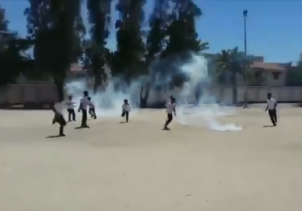 اطلاق قنابل غاز مسيل للدموع على مدرسة الدراز والطلاب يتعرضون للاختناق +(فيديو)