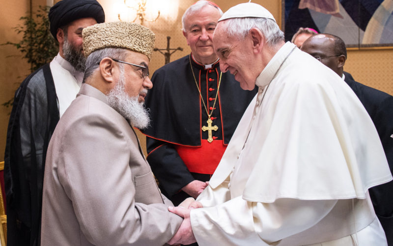  Pope Francis meets with British Muslim imams in Vatican