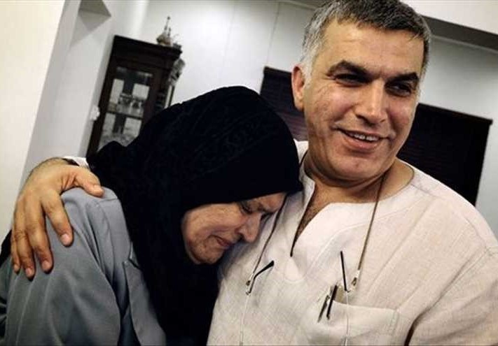 نقل الحقوقي البارز "نبيل رجب" من سجنه الإنفرادي إلى المستشفى لإجراء عملية