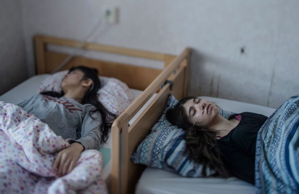Cientos de Niños Refugiados entran Misteriosamente en Coma en Suecia al Saber que sus Padres serán Deportados