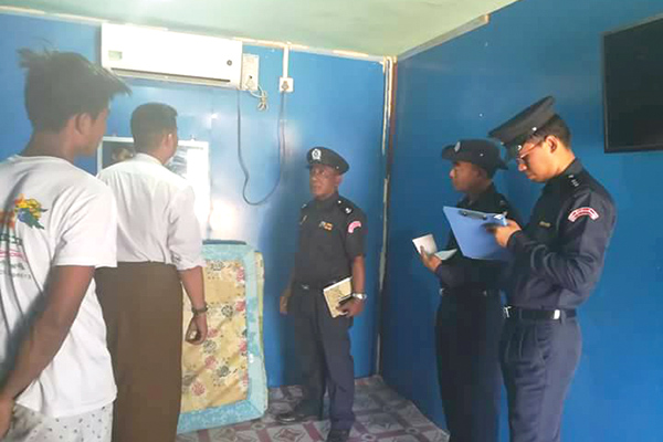 မံုရြာၿမိဳ႕ရွိ ကာရာအိုေကဆုိင္မ်ားတြင္ မီးေဘးႀကိဳတင္ကာကြယ္ေရး စစ္ေဆး