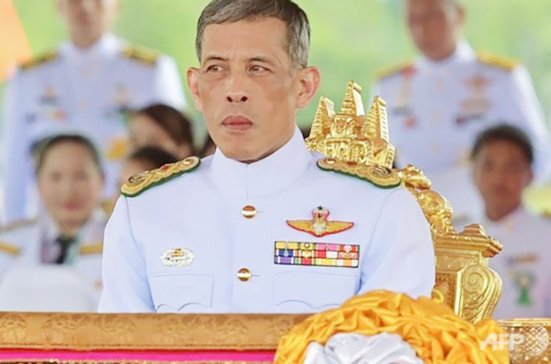 ထုိင္းဘုရင္မင္းျမတ္ မဟာဗာဂ်ီရာေလာင္ကြန္း ဖြဲ႔စည္းပုံအေျခခံဥပေဒသစ္ကို လက္မွတ္ေရးထိုး