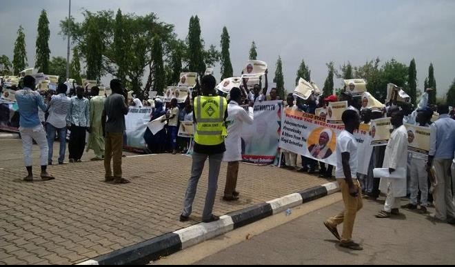 “Los Partidarios del Sheij Ibrahim Al-Zakzaky Protestaron Frente a la Asamblea Nacional Nigeriana”