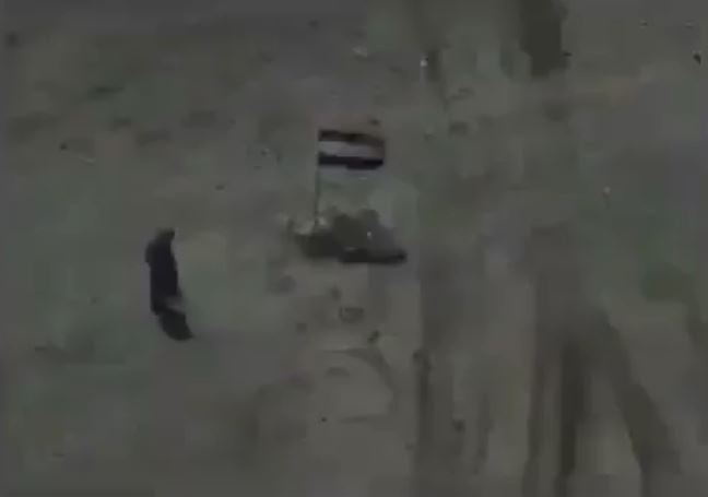 فيديو / الطيران العراقي يمزق داعشيا حاول ان يتطاول على العلم العراقي