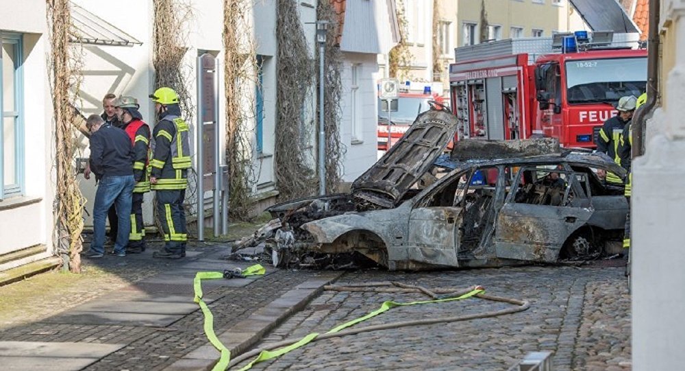 Descontente com governo municipal, alemão joga 'carro explosivo' contra prefeitura