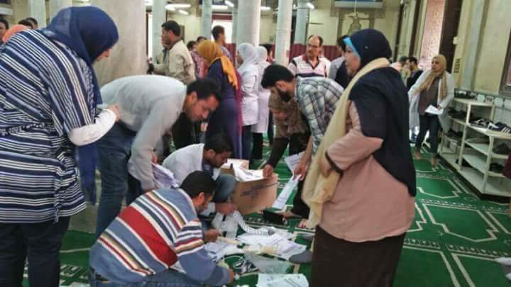 Muslim Egyptians donate blood to deadly church blast victims / Pics