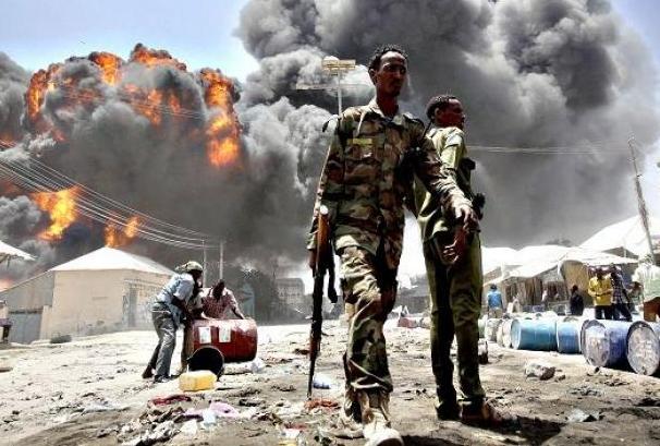 انتحاري يفجر نفسه في معسكر للجيش في مقديشو