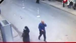 فيديو / لحظة تفجير انتحاري ارهابي نفسه أمام مدخل الكنيسة المرقسية بالاسكندرية