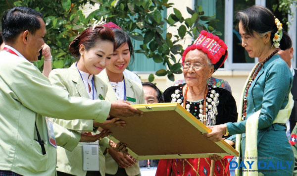 ဗုိလ္ခ်ဳပ္တို႔ သားအဖႏွင့္ ဓာတ္ပံုထဲက ကခ်င္အမ်ိဳးသမီးႀကီး