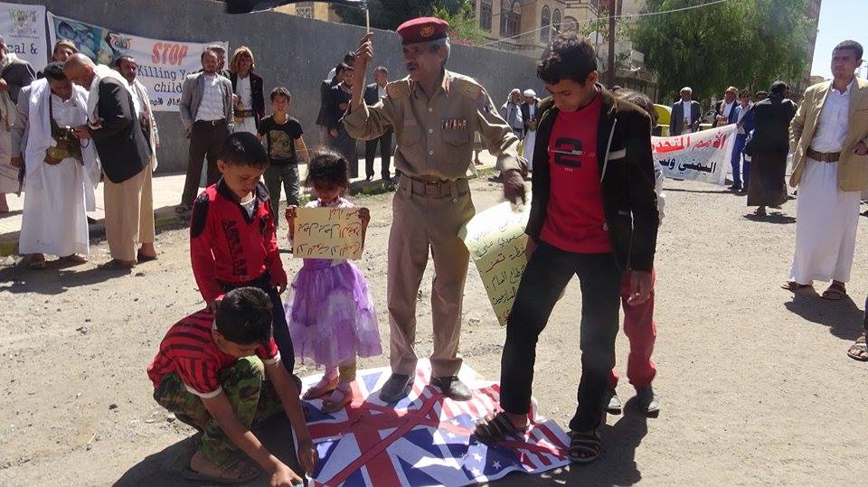 تقرير مصور/ أبناء محافظة تعز ينظّمون وقفة احتجاجية ويحمّلون الأمم المتحدة المسؤولية عن جرائم العدوان السعودي