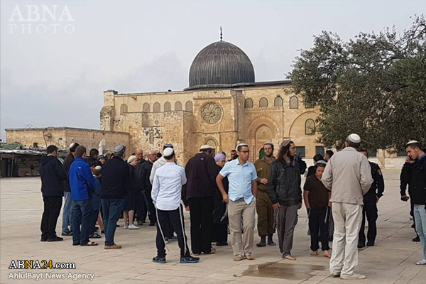 جماعات يهودية متطرفة تقتحم باحات المسجد الأقصى المبارك +(صور)