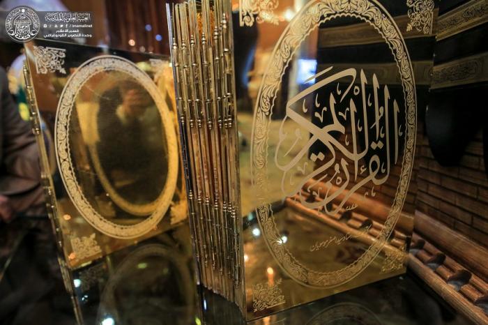 فنان ايراني يهدي العتبة العلوية قرآنا نادرا مكتوبا بمادة البرونز ومطليا بالذهب +(صور)