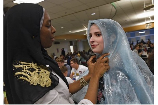 “Una Joven Estadounidense Explica el Islam Mediante la Importancia del Hiyab” 
