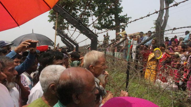 চোখের জলে ভিজল কাঁটাতারের বেড়া 