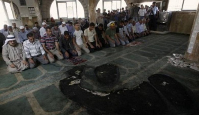 مُصلّ فلسطيني يحرق إمام مسجد في نابلس والسبب غريب !!