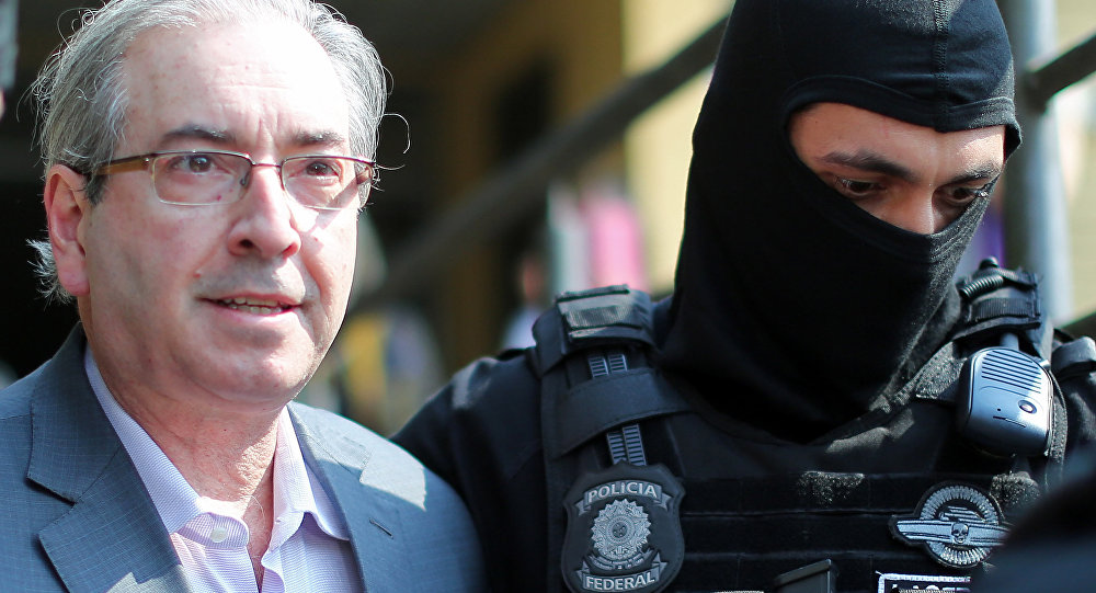 No Brasil, corrupção é tanto fenômeno impregnado na sociedade como arma de luta política'
