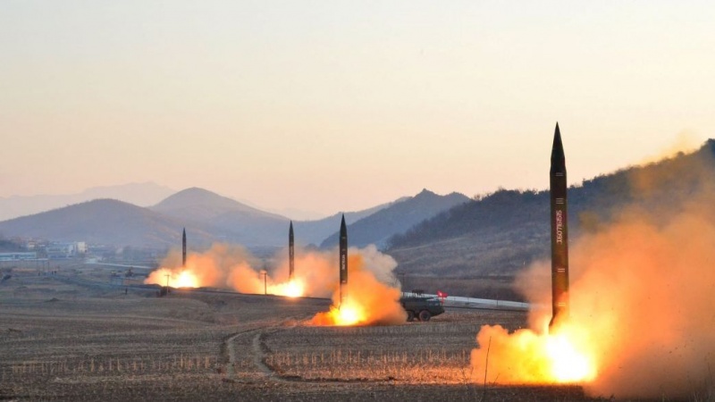 Pyongyang exibe possível novo míssil de longo alcance em desfile militar