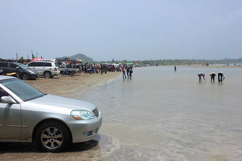 ေဂၚရန္ဂ်ီကၽြန္း အပန္းေျဖသြားသည့္ ကားစီးေရ ၄၀ ေက်ာ္ ပိတ္မိေန