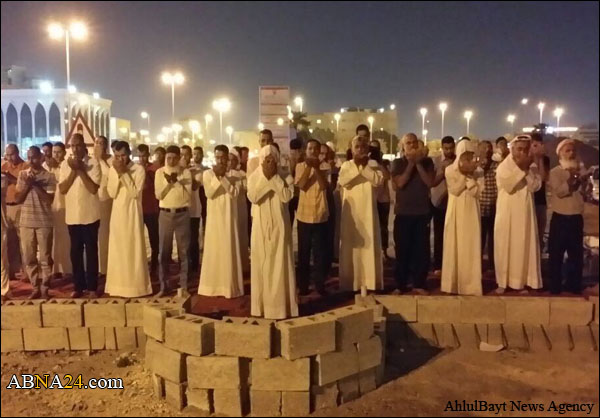 المواطنون يقيمون صلاة الجماعة في موقع مسجد العلويات ببلدة الزنج تذكيرا بجريمة هدم المساجد