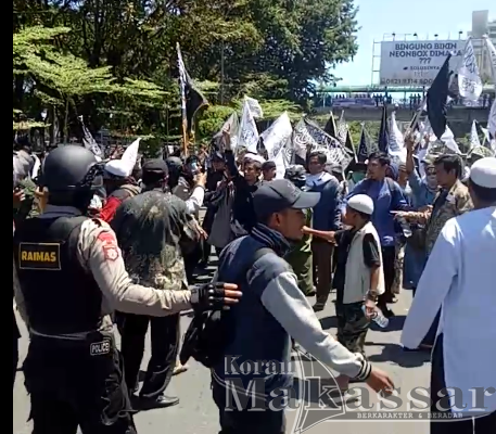 Puluhan Banser GP Ansor Tak Gentar Hadapi Ribuan Massa, HTI pun Bubar   