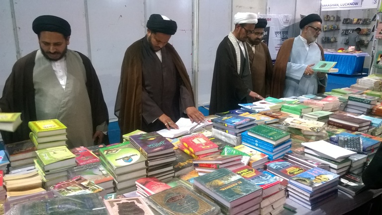 لکھنو کتاب میلے میں ولایت پبلیکشنز کے بک اسٹال پر رہی علماء کی بھیڑ بھاڑ