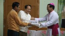 ကခ်င္ျပည္နယ္ဝန္ႀကီးခ်ဳပ္ႏွင့္ တုိင္းမွဴးတုိ႔ ကက္သလစ္ဆရာေတာ္ႀကီး ဖရန္စစ္ႏွင့္ ေတြ႔ဆံုု