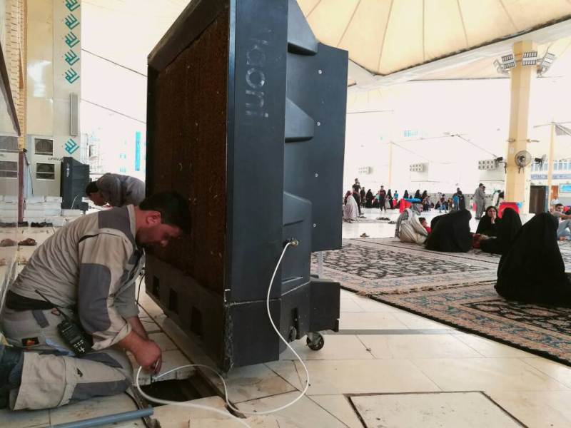 نصب أجهزة مكيفات الهواء في محيط الصحن الحيدري الشريف استعدادا لفصل الصيف+(صور)