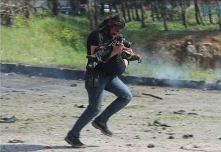 Fotokameralarını kənara qoyub, yaralıları daşıdılar/Foto