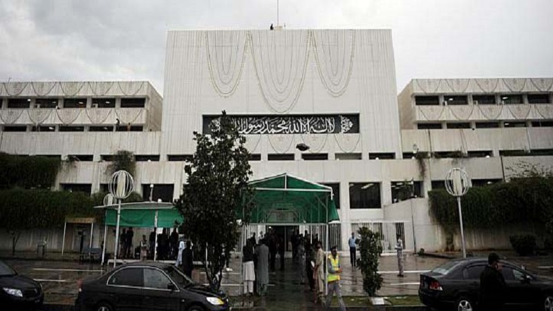 پاکستان، قومی اسمبلی میں عمران خان کو بات کرنے کی اجازت نہ ملنے پر ہنگامہ