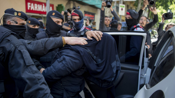 “Los Mossos d'Esquadra Detienen a Cuatro Sospechosos de los Ataques de Bruselas en Barcelona” + Fotos