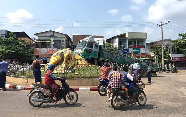 သံျဖဴဇရပ္ၿမိဳ႕လယ္ အ၀ိုင္းပတ္ရွိ ေရႊဟသၤာ႐ုပ္တု ဖြင့္ပဲြအၿပီးႏွစ္လအၾကာတြင္ ကား၀င္တုိက္၍ ၿပိဳက်ပ်က္စီး