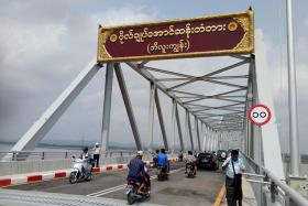 ဗိုလ္ခ်ဳပ္ေအာင္ဆန္းတံတား ဆုိင္းဘုတ္တင္ၿပီး စတင္ျဖတ္သန္းခြင့္ျပဳ တံတားဖြင့္ပဲြ ခမ္းခမ္းနားနား က်င္းပမည္ျဖစ္ၿပီး ဆုိင္းဘုတ္တင္ျခင္