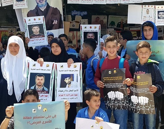 Palestinians gather in support of hunger strikers / Pics