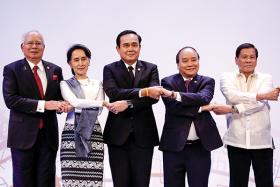 အာဆီယံအမ်ားျပည္သူဝန္ေဆာင္မႈ အခန္းက႑ေျပာင္းလဲေအာင္ျမင္ေရး ဘံုေၾကညာခ်က္ကို ေခါင္းေဆာင္မ်ား လက္မွတ္ထိုး