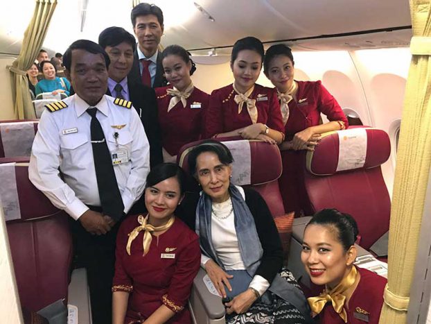 ေဒၚေအာင္ဆန္ဆန္းစုၾကည္ ဖိလစ္ပိုင္အျပန္ ေလယာဥ္၀န္ထမ္းမ်ားႏွင့္အမွတ္တရ