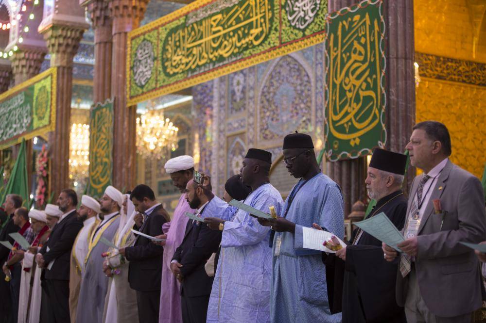 تقرير مصور/ ضيوفُ مهرجان ربيع الشهادة يؤدّون مراسيم زيارة الإمام الحسين (ع)