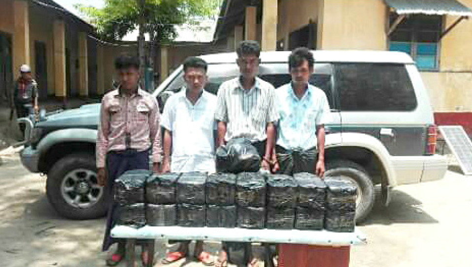 ဗိုလ္မွဴးတစ္ဦးအပါအဝင္ လူေလးဦးကို က်ပ္သန္း ၉၀၀ ခန္႔တန္ဖိုးရွိ စိတ္ႂကြေဆးမ်ားႏွင့္အတူ ဖမ္းမိ