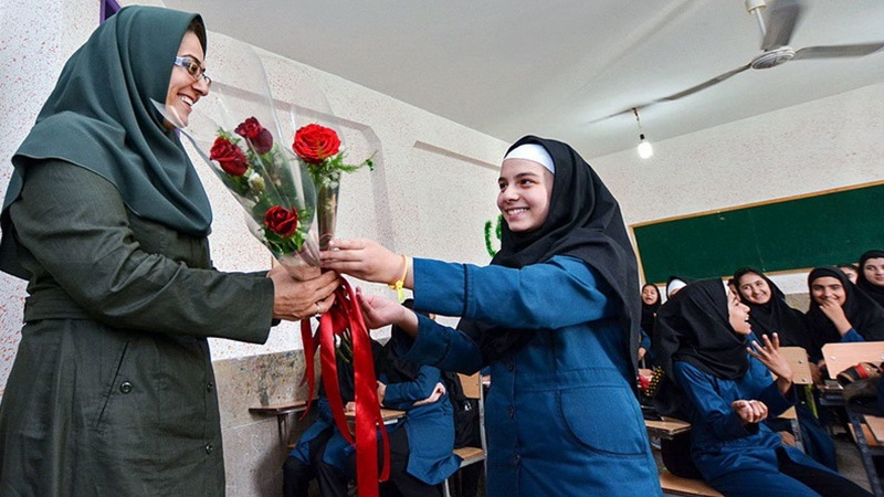 ایران میں یوم اساتذہ، اسکولوں اور کالجوں میں خصوصی تقریبات کا انعقاد