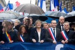 France : manifestation anti-islam en présence de Le Pen