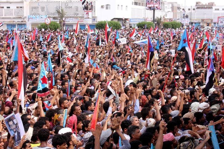 Yemenis protest against Hadi’s sacking of officials in Aden