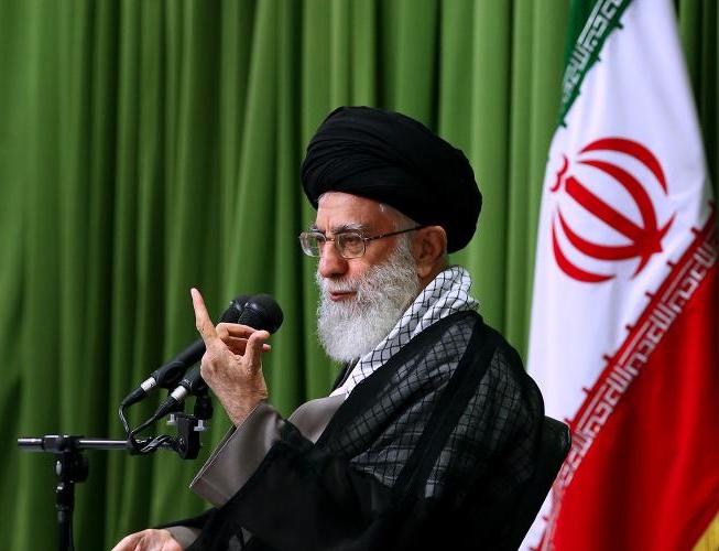 الإمام الخامنئي: المناصب الإدارية نعمة إلهية، ينبغي الحذر من تبديلها إلى كفر