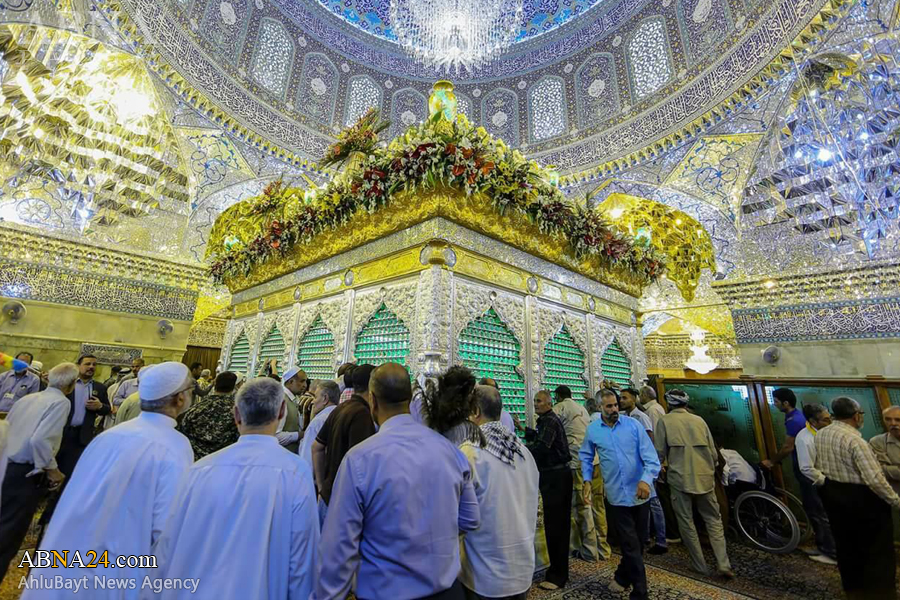 تقرير مصور/ الزوار يزورون مرقد الامامين العسكريين (ع) بعد نصب الشباك الجديد