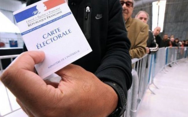 الفرنسيون ينتخبون الأحد رئيسا جديدا لهم و50 ألف شرطي ينتشرون لتأمين العملية الانتخابية