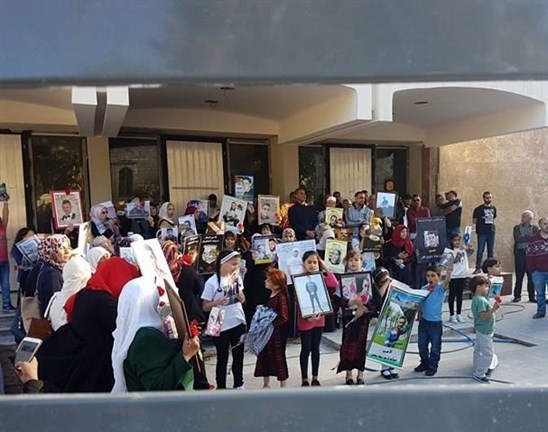 Palestinians organize sit-in outside of ICRC building in support of hunger strikers / Pics