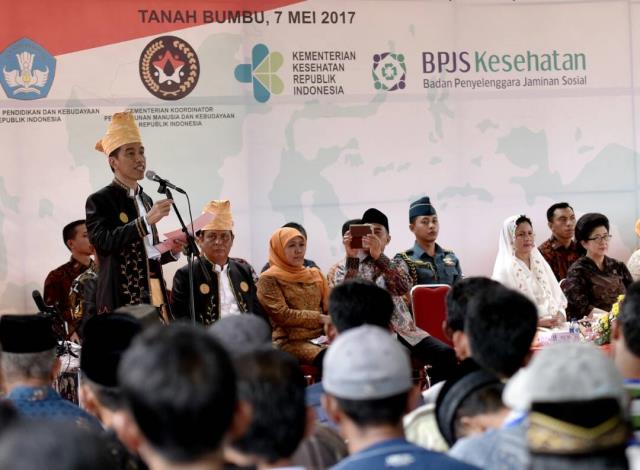 Presiden Jokowi Terima Gelar Adat Kapiteng Lau Pulo, Di Tanah Bumbu, Kalsel