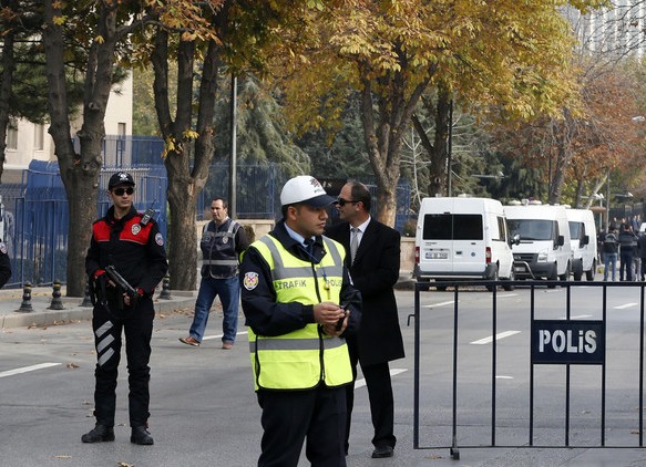 فيديو/ شاب بريطاني يضع عبوة ناسفة مصنعة يدويا في قطار مترو لندن